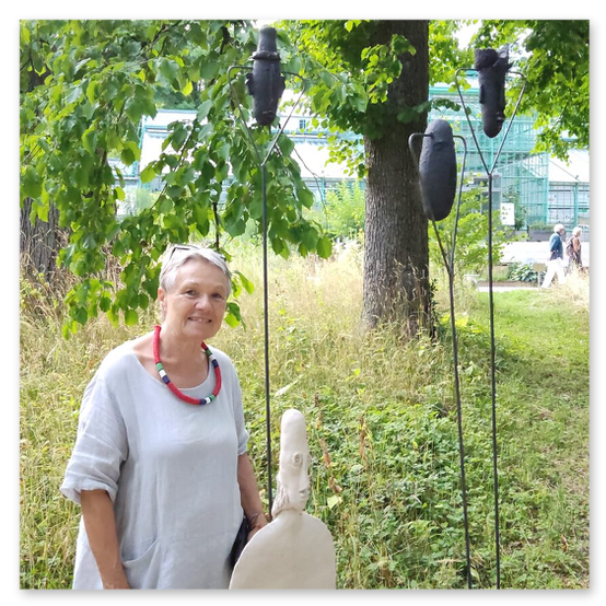 Keramikaustellung im Botanischen Garten. Skulpturen auf Eisenständer welche bis zu 2 Meter hoch sind