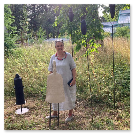 Keramikaustellung im Botanischen Garten. Skulpturen auf Eisenständer welche bis zu 2 Meter hoch sind