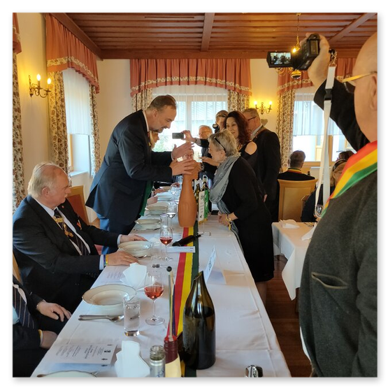 Überreichung einer Karamikskulptur im Zuge der 10 Jahresfeier des Legat's Patria Lipizzanae Styriae an Erzherzog Karl von Habsbug