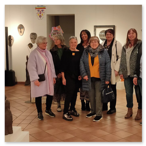 Ausstellung im Kunsthaus in Weiz. Skulpturen, Masken und Köpfe aus Keramik und Masken aus Glas. Gäste bei der Vernisage.