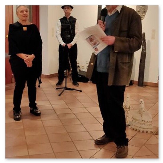 Ausstellung im Kunsthaus in Weiz. Skulpturen, Masken und Köpfe aus Keramik und Masken aus Glas. Gäste bei der Vernisage.