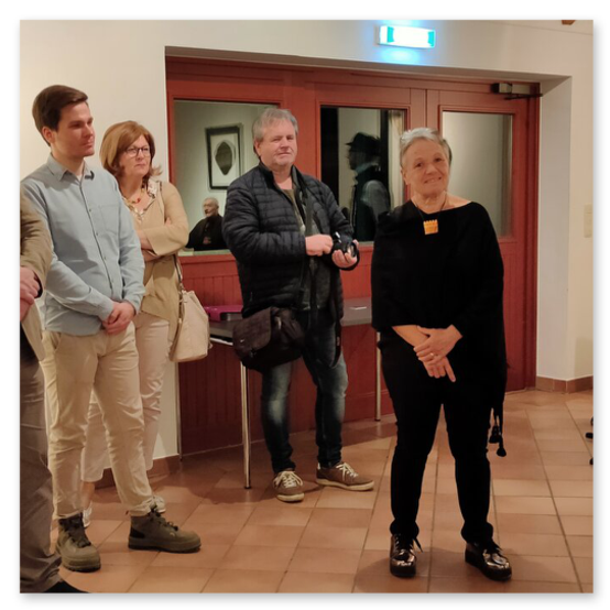 Ausstellung im Kunsthaus in Weiz. Skulpturen, Masken und Köpfe aus Keramik und Masken aus Glas. Gäste bei der Vernisage.