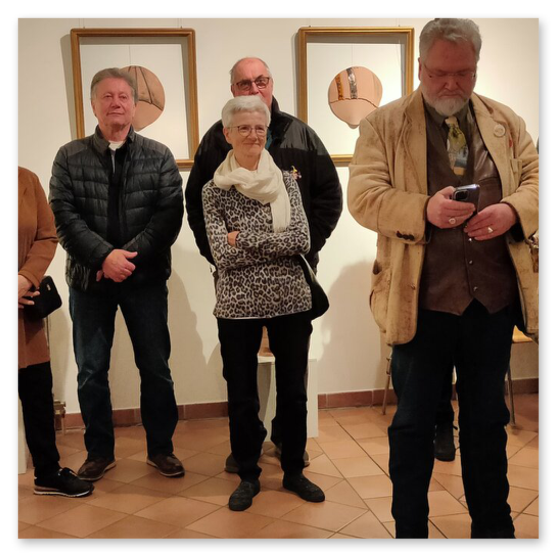 Ausstellung im Kunsthaus in Weiz. Skulpturen, Masken und Köpfe aus Keramik und Masken aus Glas. Gäste bei der Vernisage.