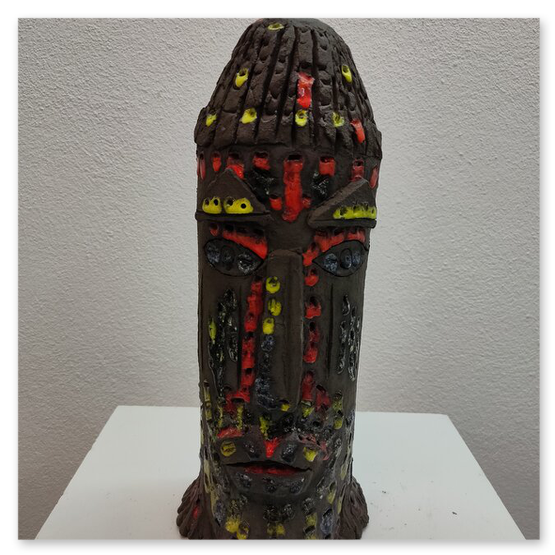 Verschiedene Köpfe aus Keramik in diversen Größen von der Künstlerin Elisabeth Raunig, welche auch verkauft werden