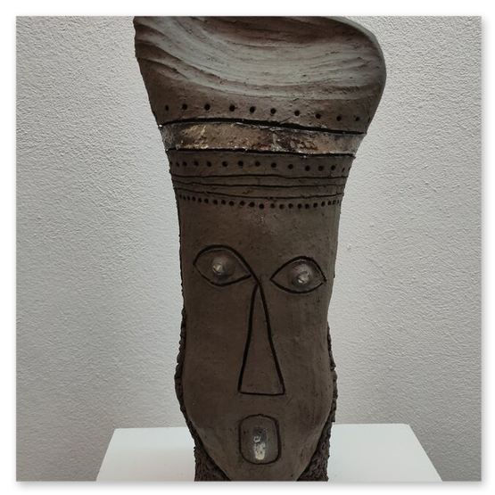 Verschiedene Köpfe aus Keramik in diversen Größen von der Künstlerin Elisabeth Raunig, welche auch verkauft werden