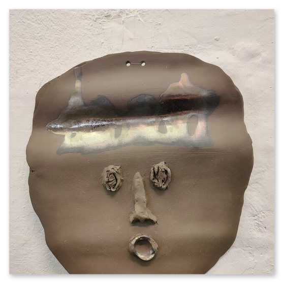 verschiedene Masken in diversen Größen von der Künstlerin Elisabeth Raunig, welche auch verkauft werden