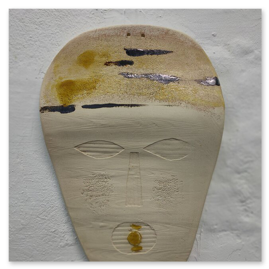 verschiedene Masken in diversen Größen von der Künstlerin Elisabeth Raunig, welche auch verkauft werden