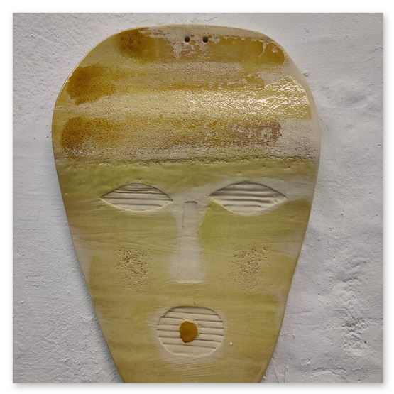 verschiedene Masken in diversen Größen von der Künstlerin Elisabeth Raunig, welche auch verkauft werden