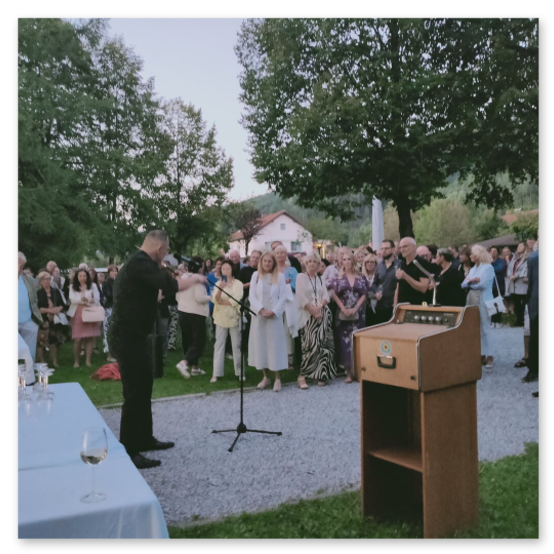 Ausstellung im Schloß Alt Kainach, Skulpturen und Masken aus Keramik, gemeinsam mit Monika Barwig und Hans Giegerl. Reger Andrang bei der Vernisage, mindestens 300 Besucher