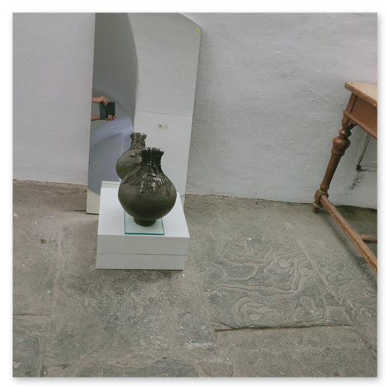 Ausstellung im Schloß Alt Kainach, Skulpturen und Masken aus Keramik, gemeinsam mit Monika Barwig und Hans Giegerl. Reger Andrang bei der Vernisage, mindestens 300 Besucher