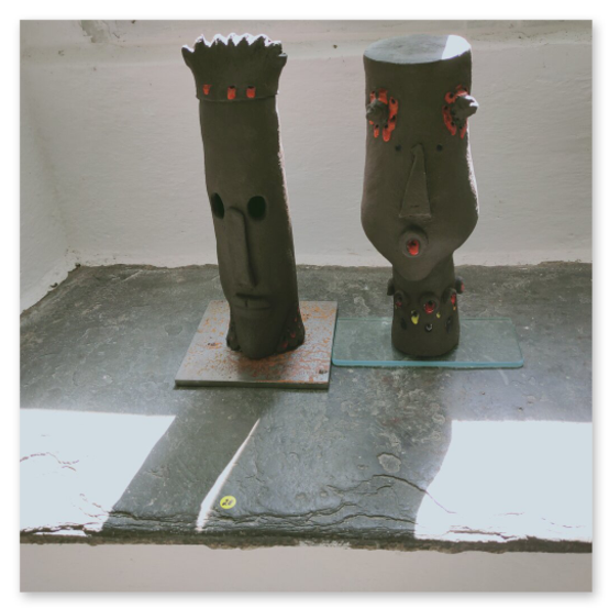 Ausstellung im Schloß Alt Kainach, Skulpturen und Masken aus Keramik, gemeinsam mit Monika Barwig und Hans Giegerl. Reger Andrang bei der Vernisage, mindestens 300 Besucher