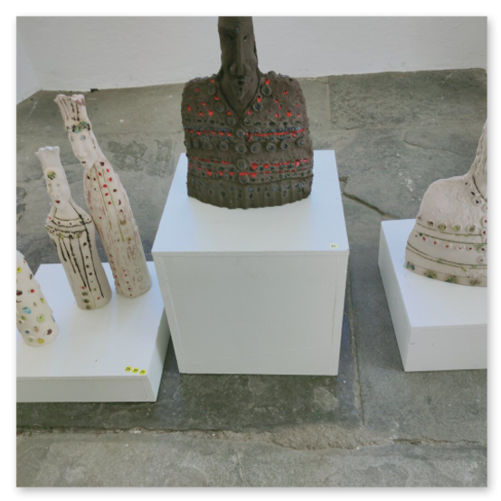 Ausstellung im Schloß Alt Kainach, Skulpturen und Masken aus Keramik, gemeinsam mit Monika Barwig und Hans Giegerl. Reger Andrang bei der Vernisage, mindestens 300 Besucher
