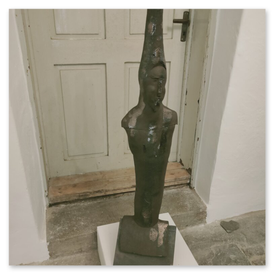 Ausstellung im Schloß Alt Kainach, Skulpturen und Masken aus Keramik, gemeinsam mit Monika Barwig und Hans Giegerl. Reger Andrang bei der Vernisage, mindestens 300 Besucher