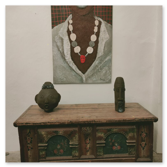 Ausstellung im Schloß Alt Kainach, Skulpturen und Masken aus Keramik, gemeinsam mit Monika Barwig und Hans Giegerl. Reger Andrang bei der Vernisage, mindestens 300 Besucher