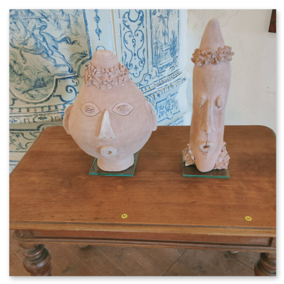 Ausstellung im Schloß Alt Kainach, Skulpturen und Masken aus Keramik, gemeinsam mit Monika Barwig und Hans Giegerl. Reger Andrang bei der Vernisage, mindestens 300 Besucher
