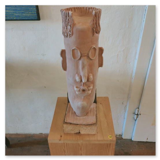 Ausstellung im Schloß Alt Kainach, Skulpturen und Masken aus Keramik, gemeinsam mit Monika Barwig und Hans Giegerl. Reger Andrang bei der Vernisage, mindestens 300 Besucher