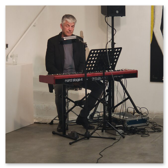 Ausstellung in der Kunstrfabrik, einige Kunstwerke aus Keramik. Bilder der Vernisage