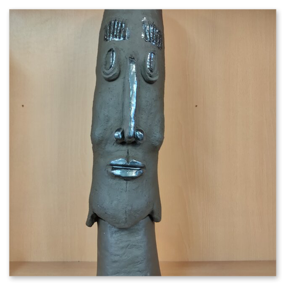 Verschiedene Köpfe aus Keramik in diversen Größen von der Künstlerin Elisabeth Raunig, welche auch verkauft werden