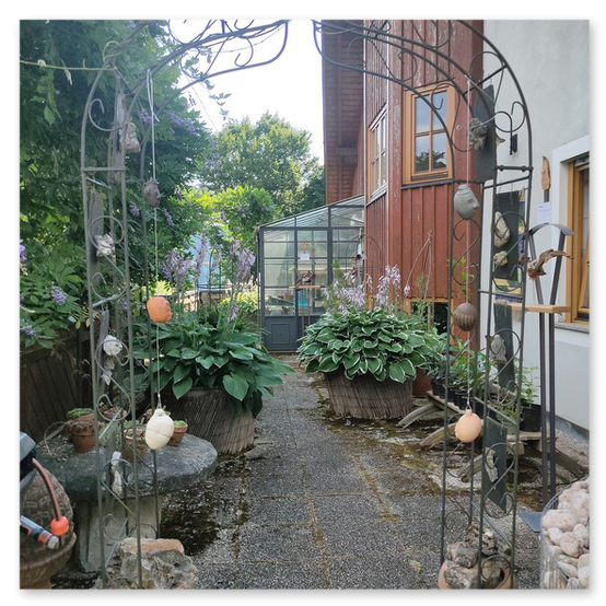 Ausstellung in Birkfeld, Impressionen der Kunstwerke aus Keramik im Garten, Bilder der Gäste