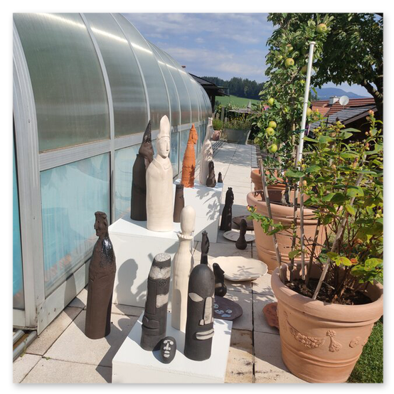 Ausstellung in Birkfeld, Impressionen der Kunstwerke aus Keramik im Garten, Bilder der Gäste