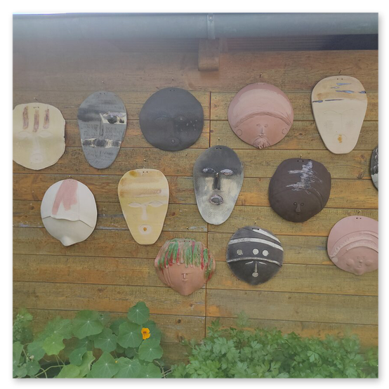Ausstellung in Birkfeld, Impressionen der Kunstwerke aus Keramik im Garten, Bilder der Gäste