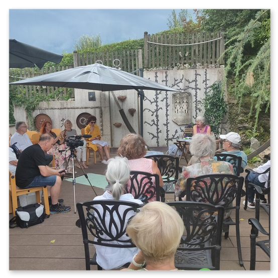 Ausstellung in Birkfeld, Impressionen der Kunstwerke aus Keramik im Garten, Bilder der Gäste
