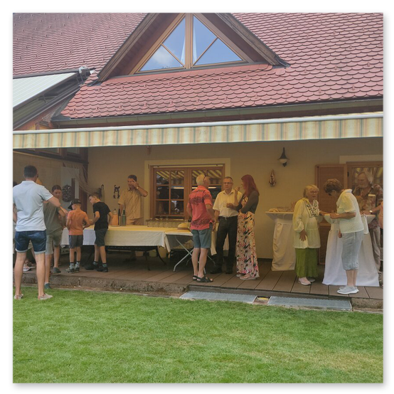 Ausstellung in Birkfeld, Impressionen der Kunstwerke aus Keramik im Garten, Bilder der Gäste