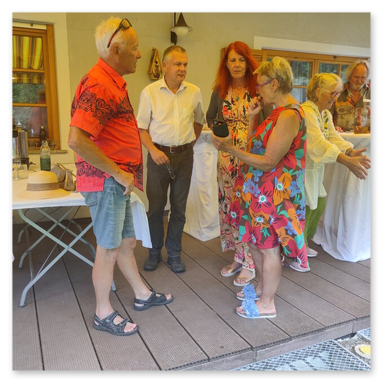 Ausstellung in Birkfeld, Impressionen der Kunstwerke aus Keramik im Garten, Bilder der Gäste