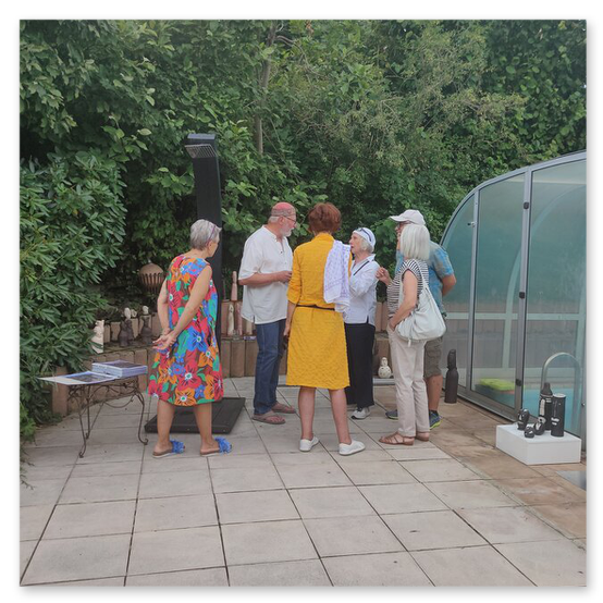 Ausstellung in Birkfeld, Impressionen der Kunstwerke aus Keramik im Garten, Bilder der Gäste