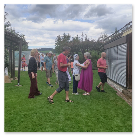 Ausstellung in Birkfeld, Impressionen der Kunstwerke aus Keramik im Garten, Bilder der Gäste