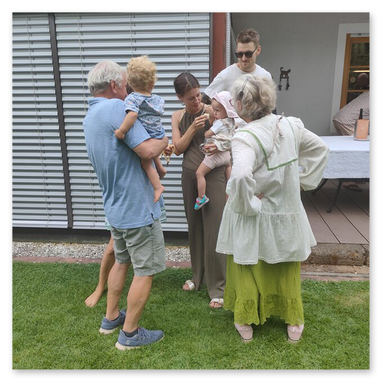 Ausstellung in Birkfeld, Impressionen der Kunstwerke aus Keramik im Garten, Bilder der Gäste