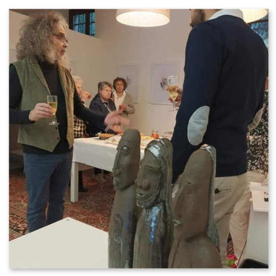 Kunstausstellung in Trentino in Italien mit Skulpturen und Masken aus Keramik, sowie Bilder der Künstlerin Kertz Christine.  Bilder Kunstwerke und Gäste 