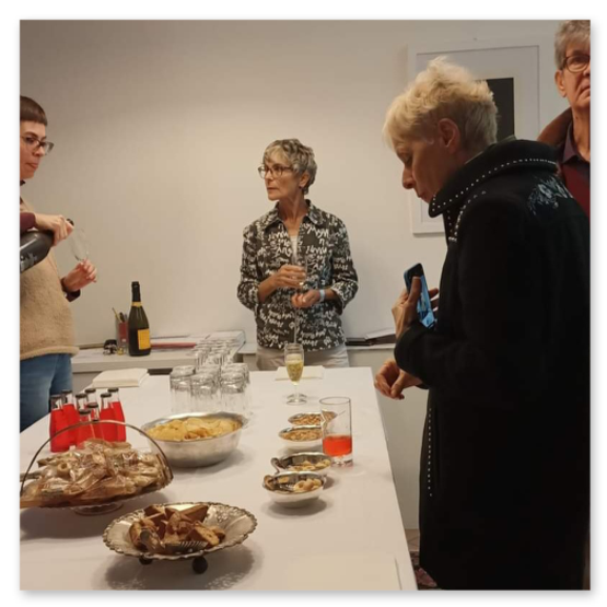 Kunstausstellung in Trentino in Italien mit Skulpturen und Masken aus Keramik, sowie Bilder der Künstlerin Kertz Christine.  Bilder Kunstwerke und Gäste 
