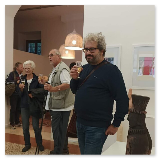 Kunstausstellung in Trentino in Italien mit Skulpturen und Masken aus Keramik, sowie Bilder der Künstlerin Kertz Christine.  Bilder Kunstwerke und Gäste 