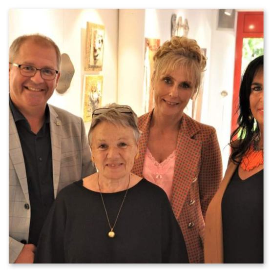 Bilder der Ausstellung "Spontan" in der Galerie am Schloßbergtor in Voitsberg. Kunstgegenstände und Publikum