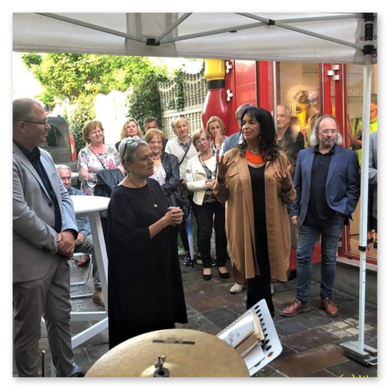 Bilder der Ausstellung "Spontan" in der Galerie am Schloßbergtor in Voitsberg. Kunstgegenstände und Publikum