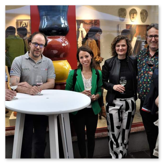 Bilder der Ausstellung "Spontan" in der Galerie am Schloßbergtor in Voitsberg. Kunstgegenstände und Publikum