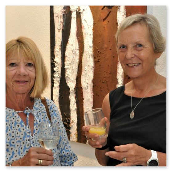 Bilder der Ausstellung "Spontan" in der Galerie am Schloßbergtor in Voitsberg. Kunstgegenstände und Publikum