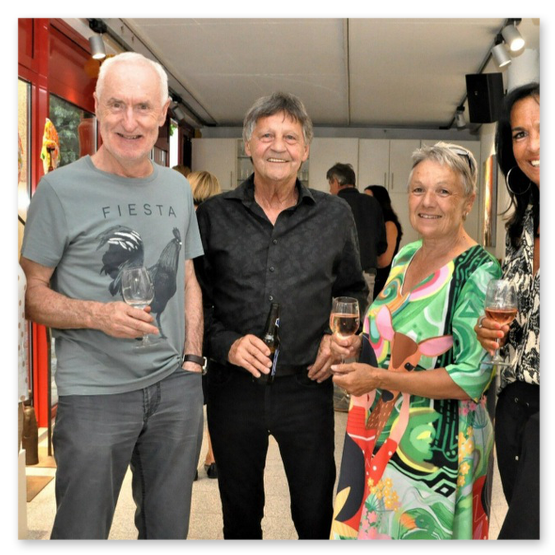 Bilder der Ausstellung "Spontan" in der Galerie am Schloßbergtor in Voitsberg. Kunstgegenstände und Publikum