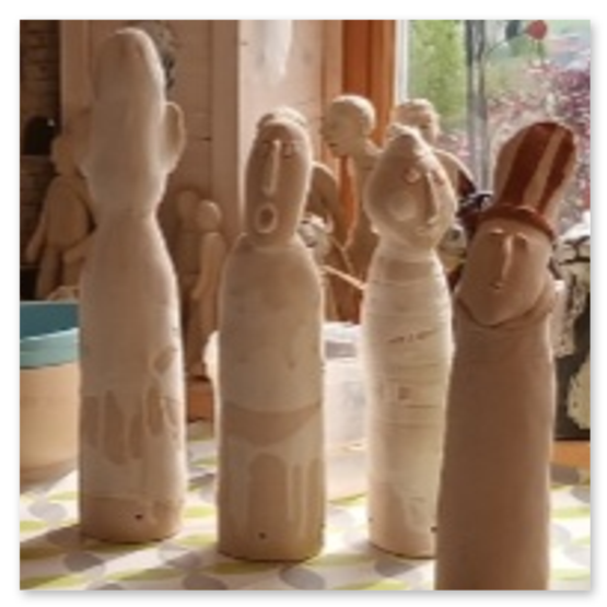 Verschiedene Bilder welche die Künstlerin Elisabeth Raunig bei der Arbeit zeigt. Begleiten von Keramik Rohentwürfen