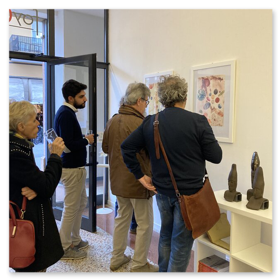 Kunstausstellung in Trentino in Italien mit Skulpturen und Masken aus Keramik, sowie Bilder der Künstlerin Kertz Christine.  Bilder Kunstwerke und Gäste 