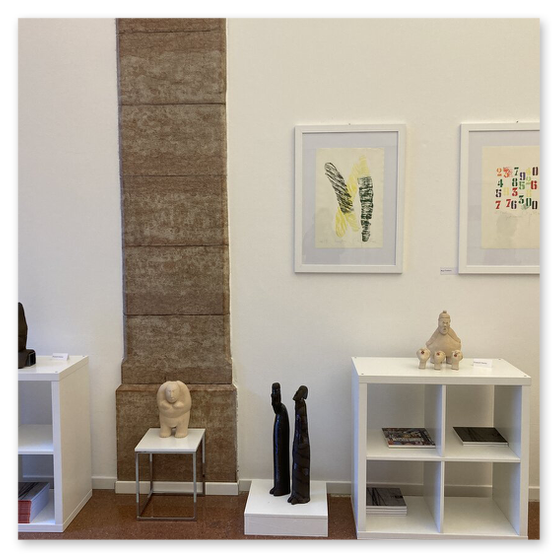 Kunstausstellung in Trentino in Italien mit Skulpturen und Masken aus Keramik, sowie Bilder der Künstlerin Kertz Christine.  Bilder Kunstwerke und Gäste 
