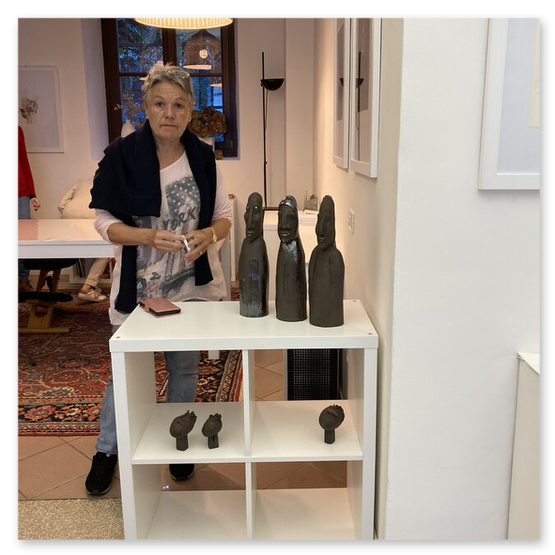 Kunstausstellung in Trentino in Italien mit Skulpturen und Masken aus Keramik, sowie Bilder der Künstlerin Kertz Christine.  Bilder Kunstwerke und Gäste 