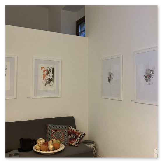Kunstausstellung in Trentino in Italien mit Skulpturen und Masken aus Keramik, sowie Bilder der Künstlerin Kertz Christine.  Bilder Kunstwerke und Gäste 