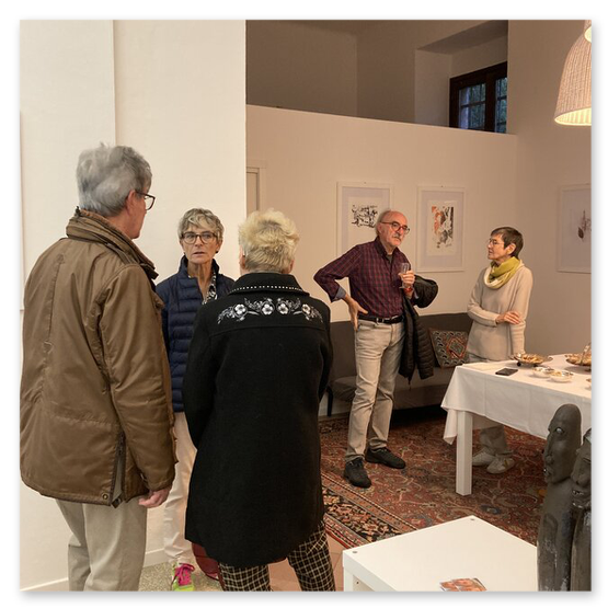 Kunstausstellung in Trentino in Italien mit Skulpturen und Masken aus Keramik, sowie Bilder der Künstlerin Kertz Christine.  Bilder Kunstwerke und Gäste 