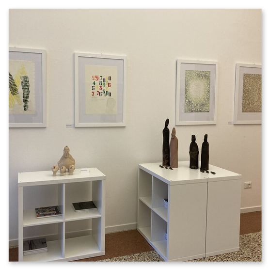 Kunstausstellung in Trentino in Italien mit Skulpturen und Masken aus Keramik, sowie Bilder der Künstlerin Kertz Christine.  Bilder Kunstwerke und Gäste 