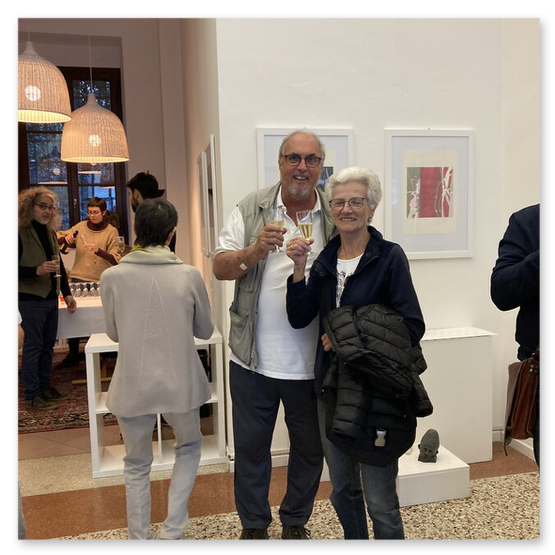 Kunstausstellung in Trentino in Italien mit Skulpturen und Masken aus Keramik, sowie Bilder der Künstlerin Kertz Christine.  Bilder Kunstwerke und Gäste 