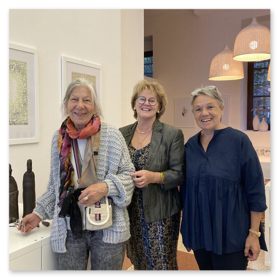 Kunstausstellung in Trentino in Italien mit Skulpturen und Masken aus Keramik, sowie Bilder der Künstlerin Kertz Christine.  Bilder Kunstwerke und Gäste 