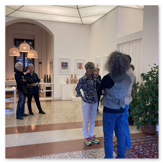 Kunstausstellung in Trentino in Italien mit Skulpturen und Masken aus Keramik, sowie Bilder der Künstlerin Kertz Christine.  Bilder Kunstwerke und Gäste 