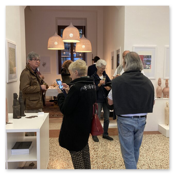 Kunstausstellung in Trentino in Italien mit Skulpturen und Masken aus Keramik, sowie Bilder der Künstlerin Kertz Christine.  Bilder Kunstwerke und Gäste 